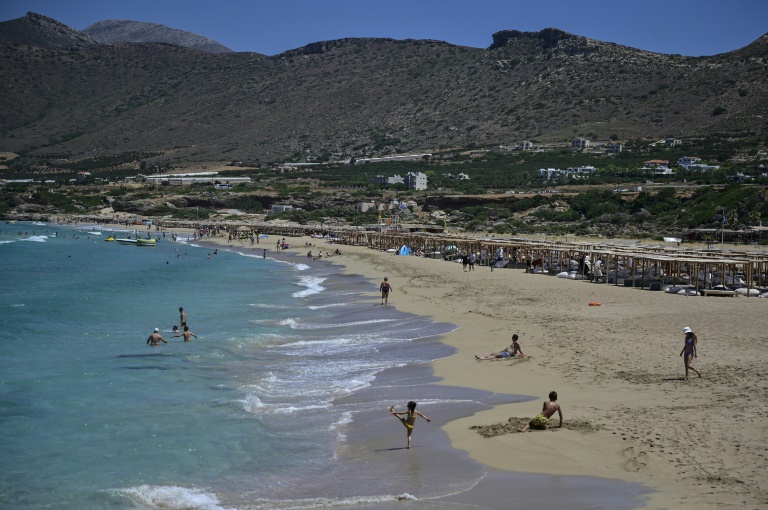 جانب من شاطئ فالاسارنا في شمال غرب جزيرة كريت اليونانية في البحر الأبيض المتوسط في 20 تموز/يوليو 2022 (أ ف ب)