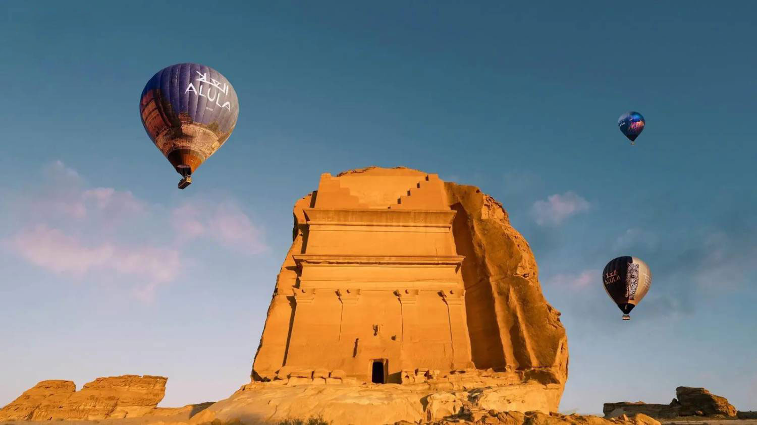  الرحلات بالمنطاد تتيح الانطلاق بتجربة رائعة مع شروق الشمس على ارتفاع 4 آلاف قدم فوق وديان العلا وواحاتها الخضراء (واس)