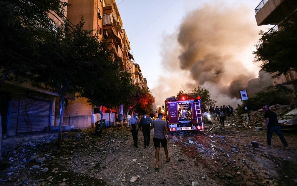 الدخان يتصاعد بعد الغارة الجوية الإسرائيلية على مقر حزب الله في الضاحية الجنوبية من بيروت ومصرع حسن نصر الله (أ ف ب)