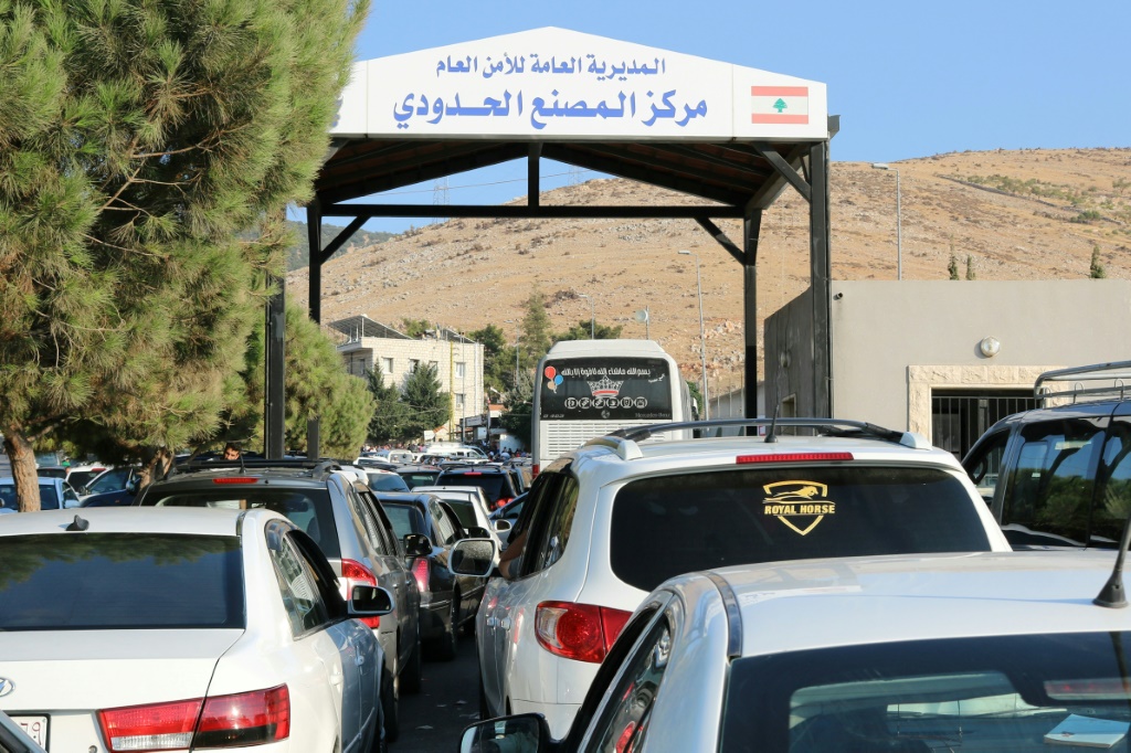 فارون من القصف الاسرائيلي امام مركز المصنع الحدودي بين لبنان وسوريا في شرق لبنان في 24 ايلول/سبتمبر 2024. (أ ف ب)   