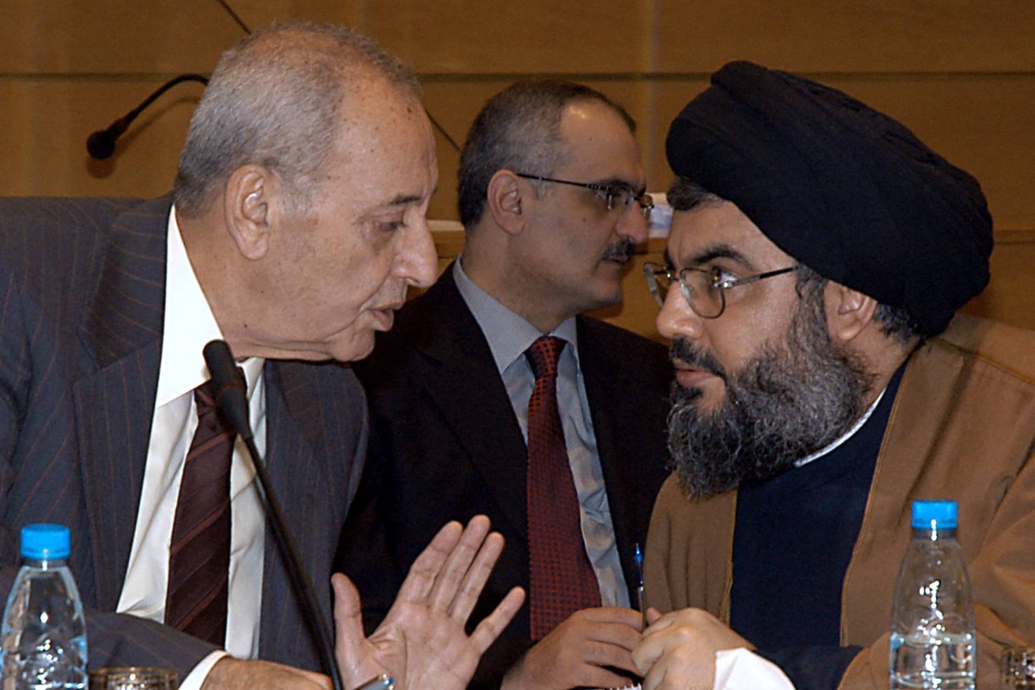 رئيس البرلمان نبيه بري وأمين عام «حزب الله» السابق حسن نصر الله خلال طاولة حوار عقدت عام 2006 (أ.ف.ب)