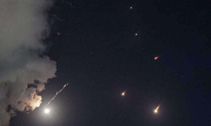قال الحرس الثوري الإيراني إنه أطلق عشرات الصواريخ على إسرائيل (لقطة شاشة)