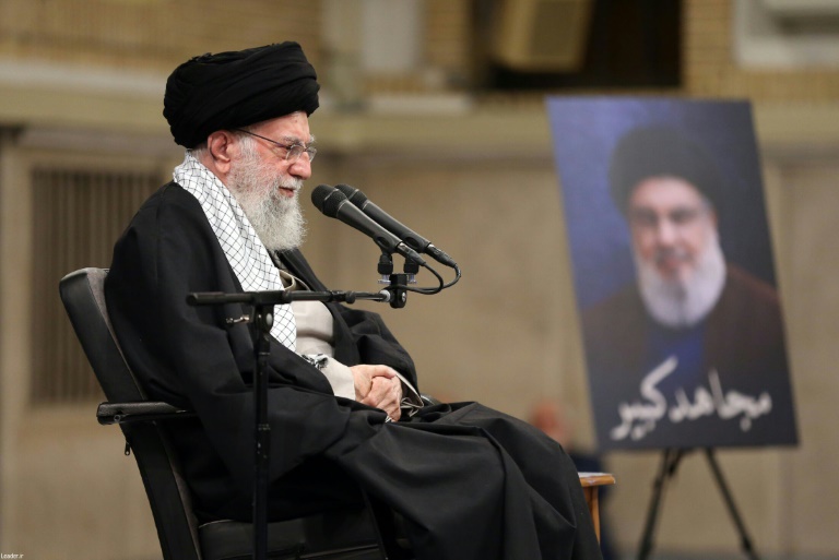 صورة وزعها مكتب المرشد الأعلى الإيراني تُظهر آية الله علي خامنئي خلال تجمع في طهران في 2 تشرين الأول/أكتوبر 2024، وإلى جانبه صورة لأمين عام حزب الله اللبناني حسن نصر الله الذي اغتاله إسرائيل في بيروت الأسبوع الماضي (أ ف ب)