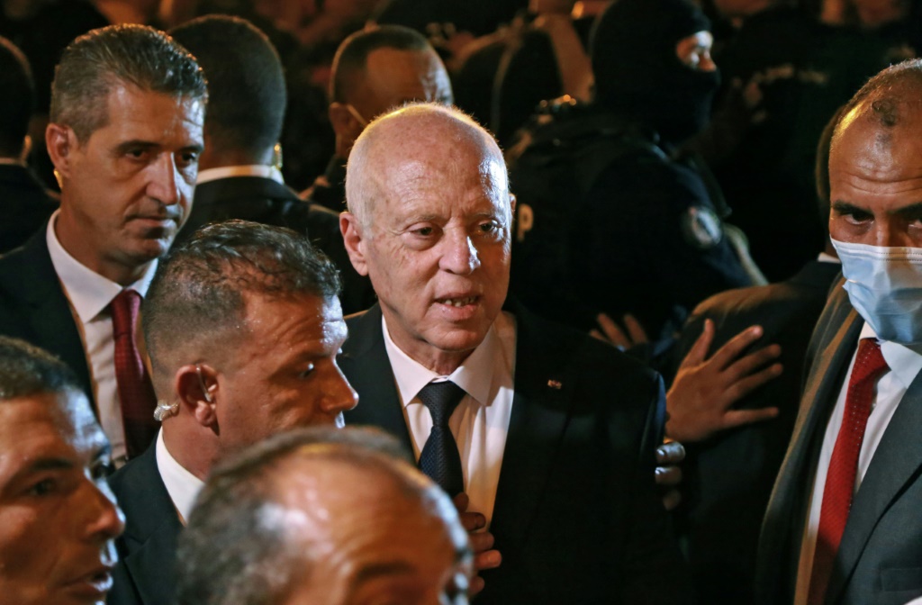 الرئيس التونسي قيس سعيد خلال تجمّع لأنصاره في 26 تموز/يوليو 2024 في شارع الحبيب بورقيبة في تونس (أ ف ب)   