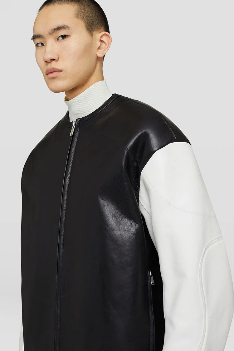 سترة رياضية من الجلد باللونين الأبيض و الأسود. - المصدر : Jil Sander