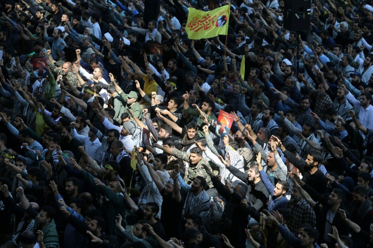 صورة وفرها مكتب المرشد الأعلى للجمهورية الإيرانية آية الله علي خامنئي تظهر المصلين خلال إلقائه خطبة الجمعة في طهران في الرابع من تشرين الأول/أكتوبر 2024 (أ ف ب)