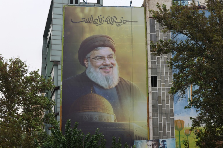 لوحة تحمل رسما للأمين العام لحزب الله حسن نصرالله الذي قتل في غارة إسرائيلية في ضاحية بيروت الجنوبية، مرفوعة في طهران في 30 أيلول/سبتمبر 2024 (أ ف ب)