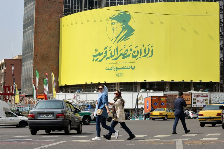 لافتة تحمل صورة الأمين العام لحزب الله اللبناني حسن نصرالله على واجهة مبنى في وسط طهران في 29 أيلول/سبتمبر 2024 بعد يومين من اغتياله في غارة إسرائيلية على ضاحية بيروت الجنوبية (أ ف ب)
