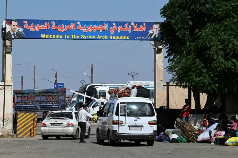 نازحون عند معبر جوسيه الحدودي بين لبنان وسوريا في الثاني من تشرين الأول/أكتوبر 2024 (أ ف ب)