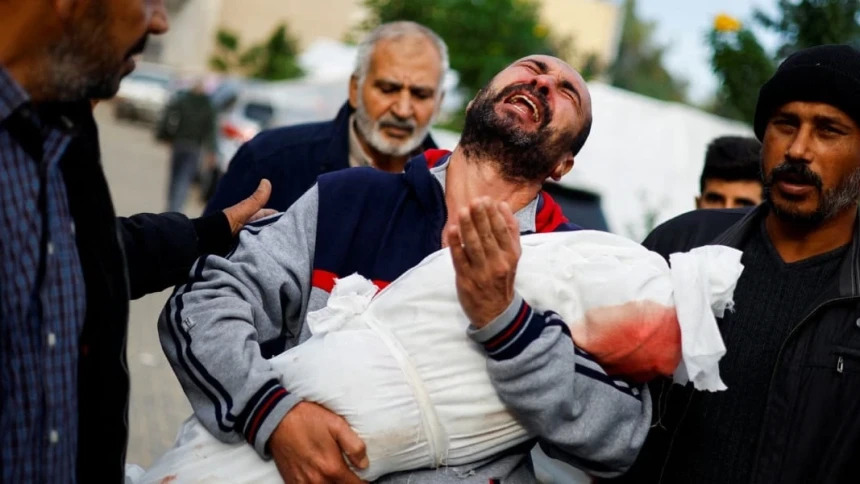 أب فلسطيني مكلوم يبكي طفله الذي قتله الجيش الاسرائيلي (وفا)