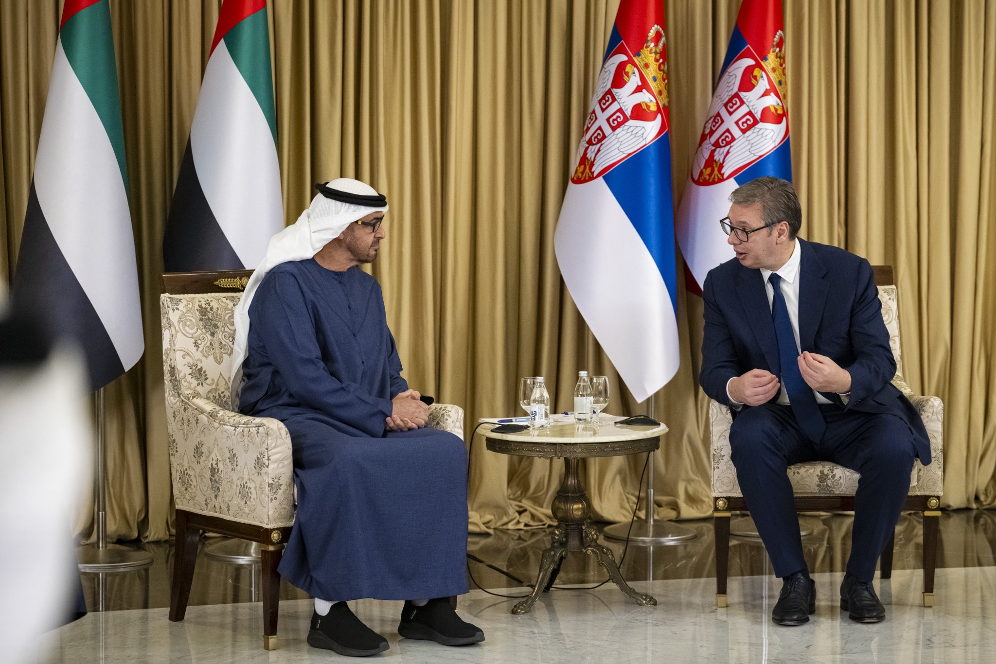 الرئيسان الإماراتي الشيخ محمد بن زايد آل نهيان، والرئيس الصربي ألكسندر فوتشيتش خلال مراسم التوقيع على اتفاقية الشراكة الشاملة (وام)