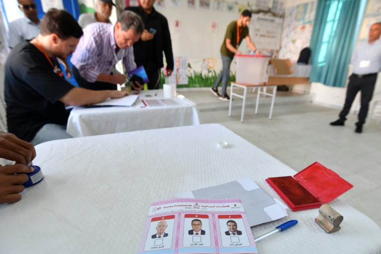 بطاقة اقتراع تحمل صور المرشحين الثلاثة للانتخابات الرئاسية التونسية في مركز انتخابي في السادس من تشرين الأول/أكتوبر 2024 (أ ف ب)