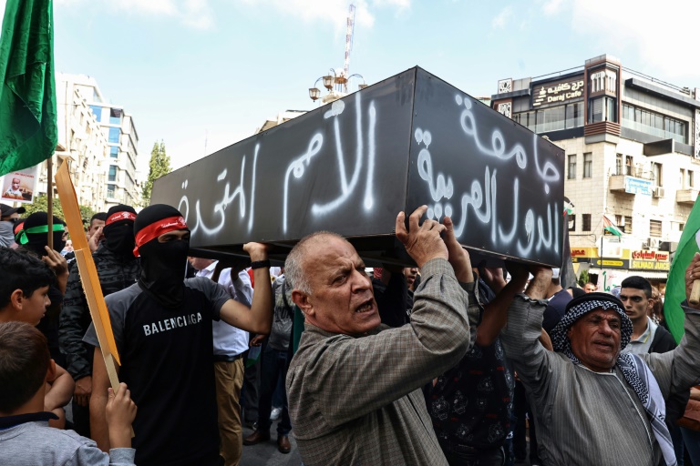 فلسطينيون في رام الله بالضفة الغربية المحتلة في 7 تشرين الأول/أكتوبر 2024.خلال تجمع لإحياء ذكرى هجوم حركة حماس على إسرائيل في 7 تشرين الأول/أكتوبر 2023 (أ ف ب)