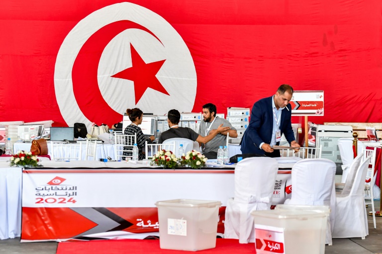 أعمليات احصاء الأصوات من قبل أعوان هيئة الانتخابات في تونس في الانتخابات الرائسية.تونس في 6 تشرين الأول/أكتوبر 2024 (أ ف ب)
