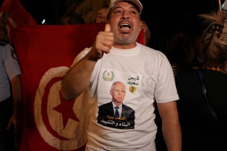 احد أنصار الرئيس المنتهية ولايته يحتفل ب"الفوز" في شارع الحبيب بورقيبة تونس في 6 تشرين الأول/أكتوبر 2024(أ ف ب)