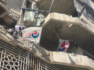 لبنانية ترفض النزوح من منزلها بالجنوب دون قمصان برشلونة (مواقع التواصل)