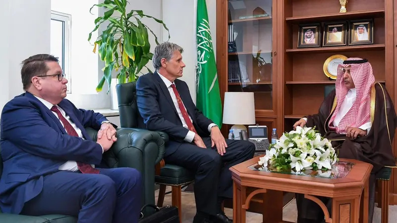 من اللقاء التشاوري بين الجانبين (واس)
