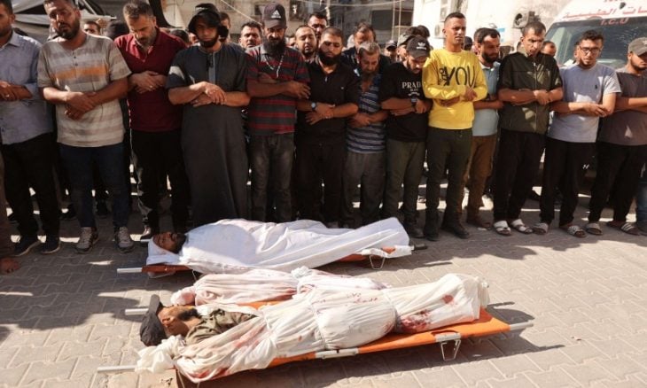  الجيش الإسرائيلي قصف منزلا في بلدة جباليا ما أسفر عن استشهاد عدد من الفلسطينيين وإصابة آخرين (الأناضول)