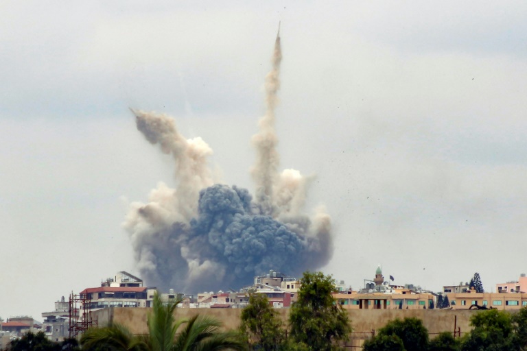 صورة التقطت من مدينة صور الجنوبية تظهر تصاعد الدخان بعد غارة جوية إسرائيلية استهدفت قرية لبنانية جنوبية، في 7تشرين الأول/أكتوبر 2024 (أ ف ب)