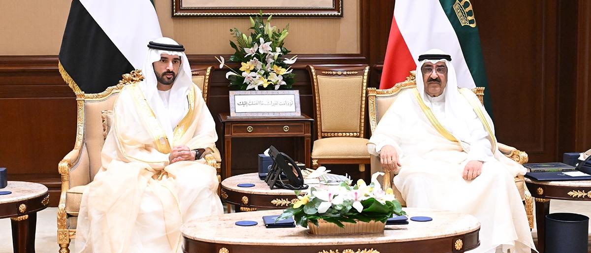 أمير الكويت مستقبلاً وزير الدفاع الإماراتي (كونا)