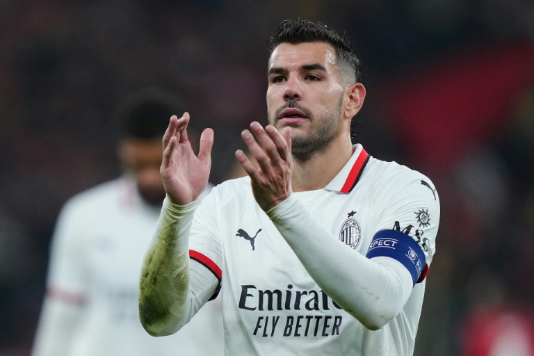 الفرنسي تيو هيرنانديز مدافع ميلان بعد الخسارة أمام باير ليفركوزن الألماني في دوري أبطال أوروبا لكرة القدم (ا ف ب)