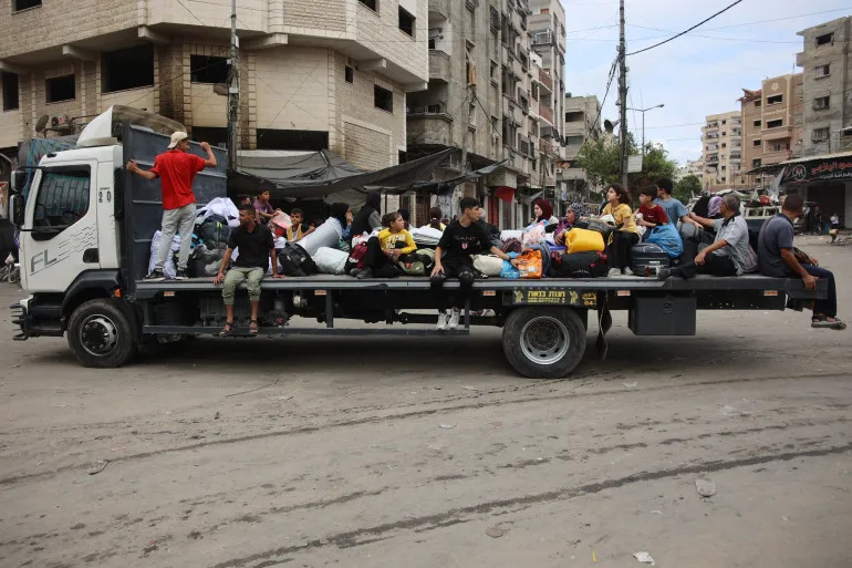 الاحتلال أجبر عائلات في جباليا على إخلاء منازلها (أ ف ب)