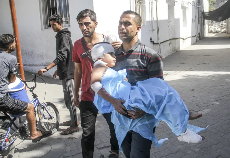 حياة عشرات المرضى بمستشفيات شمالي قطاع غزة مهددة بسبب حصار الاحتلال وطلبه إخلاءها (الأناضول)