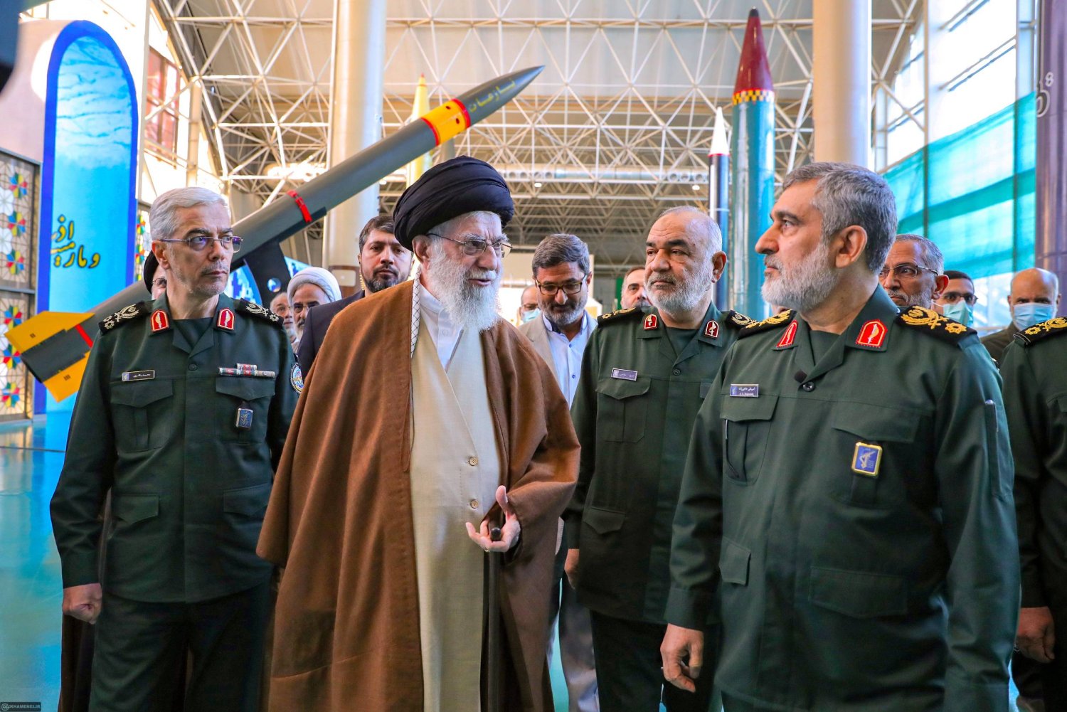 خامنئي يتحدث إلى قائد «الوحدة الصاروخية» في «الحرس الثوري» أمير علي حاجي زاده خلال نوفمبر الماضي (موقع المرشد)