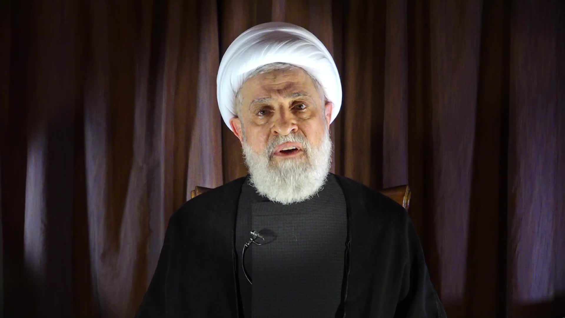 نائب الأمين العام لـ«حزب الله» نعيم قاسم خلال إلقاء كلمته في ذكرى «إسناد غزة» (أ ف ب)