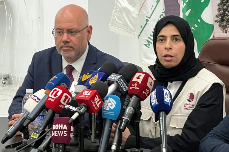 وزير الصحة اللباني فراس الأبيض ووزيرة الدولة القطرية للتعاون الدولي لولوة بنت راشد الخاطر خلال مؤتمر صحافي مشترك في بيروت في 8 تشرين الأول/أكتوبر 2024 (أ ف ب)