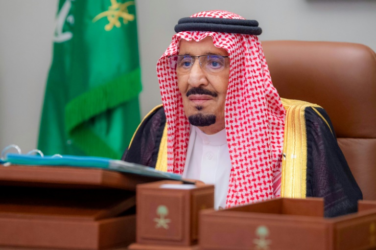 صورة وزعتها وكالة الانباء السعودية تظهر العاهل السعودي الملك سلمان بن عبد العزيز خلال اجتماع الحكومة عبر الفيديو في جدة في 28 ايار/مايو 2024 (أ ف ب)