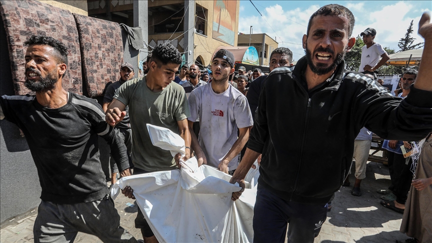 مقتل 26 شخصا بقصف إسرائيلي لمدرسة تؤوي النازحين غربي دير البلح (الأناضول)