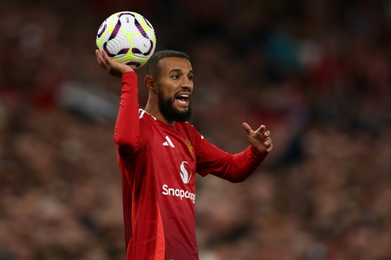 المدافع المغربي نصير مزراوي خلال مباراة فريقه الجديد مانشستر يونايتد مع ضيفه فولهام في الدوري الإنكليزي لكرة القدم. مانشستر، شمال غرب انكلترا، في 16 آب/أغسطس 2024 (أ ف ب)