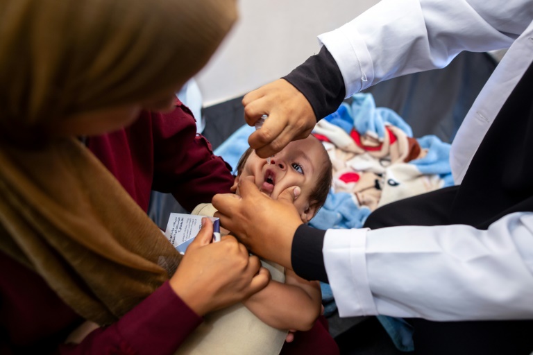 ممرضة تلقح طفلا فلسطينيا ضد شلل الاطفال في مستشفى الناصر بخان يونس في 31 آب/اغسطس 2024 (أ ف ب)