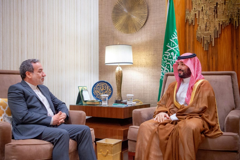 صورة وزعتها وكالة الأنباء السعودية (واس) تُظهر ولي العهد السعودي الأمير محمد بن سلمان أثناء لقائه وزير الخارجية الإيراني عباس عراقجي في الرياض في 9 تشرين الأول/أكتوبر 2024 (ا ف ب)