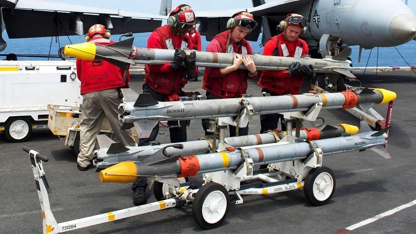 اروخًا من طراز AIM-9X Block II Sidewinder (الصورة من موقع وار زون)