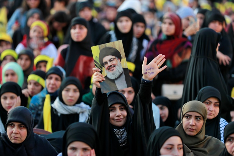 شيعة لبنانيون يقولون إنهم واثقون من قدرة حزب الله على توفير الحماية لهم وإعادة بناء منازلهم وتعويضهم في المستقبل (أ ف ب)
