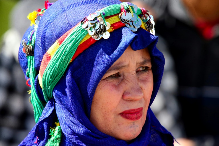 امرأة أمازيغية ذات وجه دُقّ عليه وشم في قرية إملشيل بمنطقة جبال الأطلس في المغرب في 21 أيلول/سبتمبر 2024 (ا ف ب)