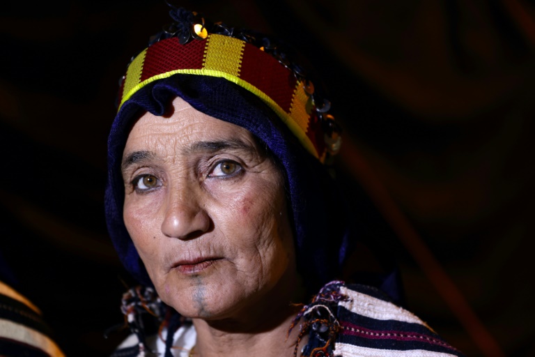 امرأة أمازيغية ذات وجه دُقّ عليه وشم في قرية إملشيل بمنطقة جبال الأطلس في المغرب في 21 أيلول/سبتمبر 2024 (ا ف ب)
