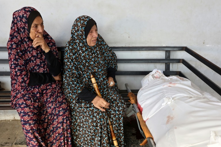 فلسطينيات بالقرب من جثامين أقاربهن الذين قتلوا في غارة جوية إسرائيلية ليلية في مخيم جباليا للاجئين في شمال قطاع غزة في 12 من تشرين الأول/اكتوبر 2024 (أ ف ب)