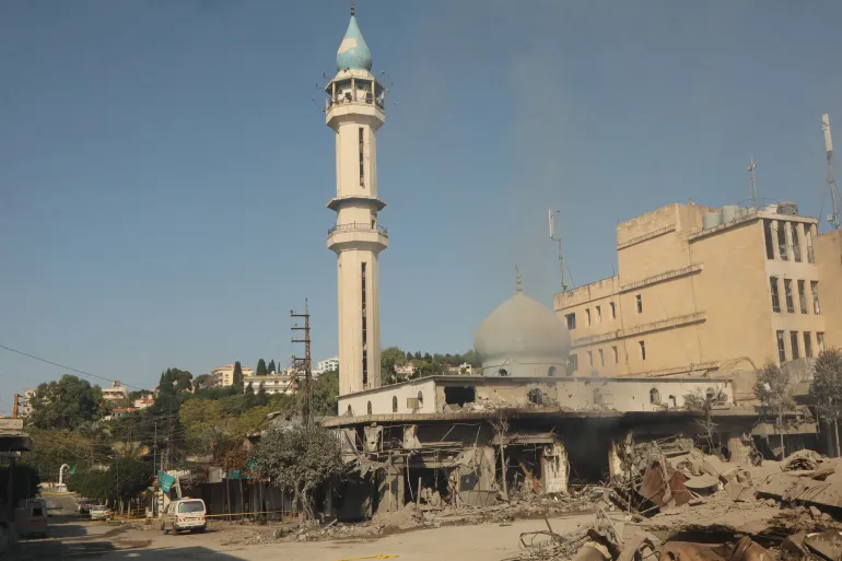 غارة إسرائيلية استهدفت مسجدا في النبطية جنوب لبنان (الأناضول)