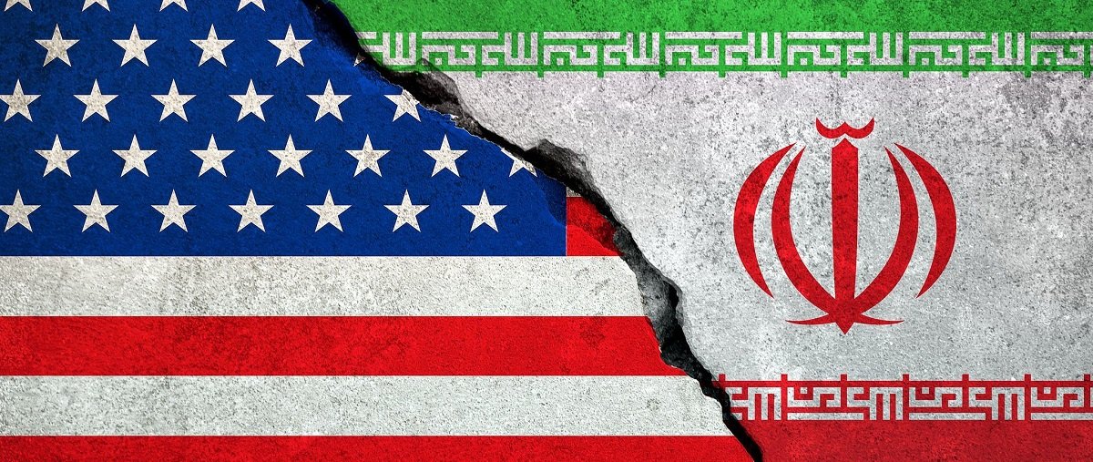 العلمان  الايراني والامريكي (الصورة من منتدي الخليج الدولي)