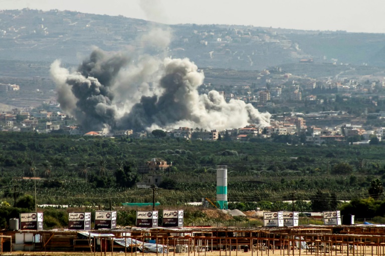 صورة التقطت من مدينة صور بجنوب لبنان تظهر الدخان يتصاعد بعد غارة إسرائيلية على بلدى دير قانون في 4 تشرين الأول/أكتوبر 2024 (أ ف ب)