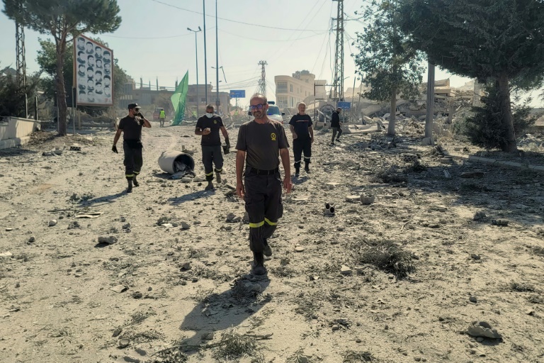 عمال إغاثة في موقع غارة إسرائيلية في بلدة كفر تبنيت بجنوب لبنان في 14 تشرين الأول/أكتوبر 2024 (أ ف ب)