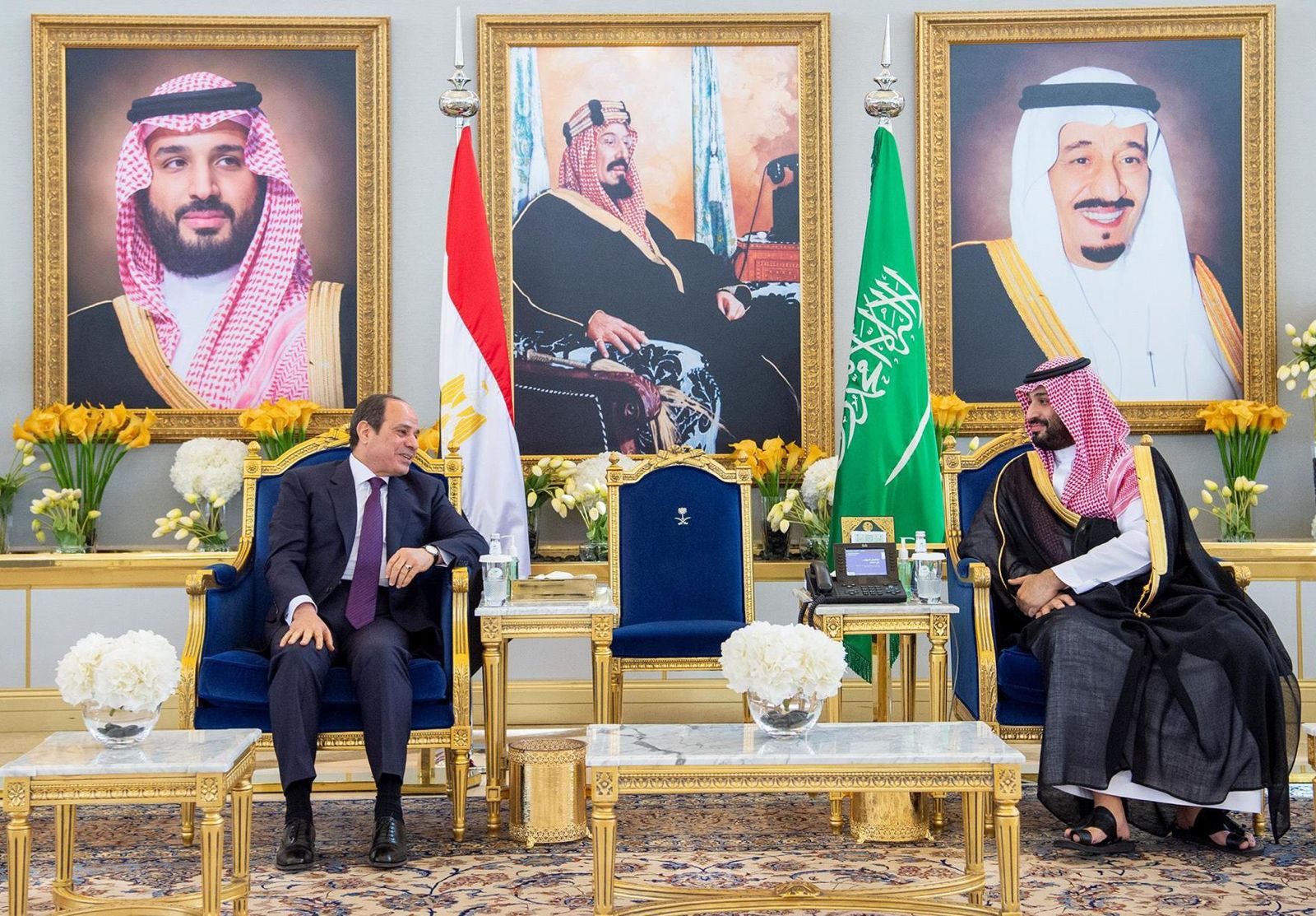  ولي العهد السعودي رئيس مجلس الوزراء الأمير محمد بن سلمان مع  الرئيس المصري عبد الفتاح السيسي في لقاء سابق (أرشيفية- واس)