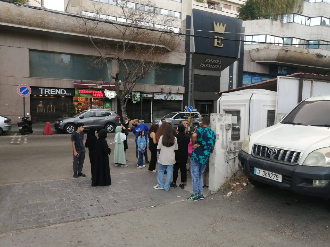 طابور الانتظار أمام مبنى الأمن العام في بيروت (الشرق الأوسط)