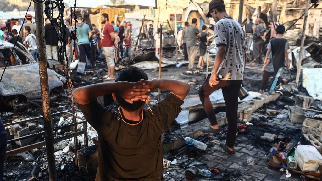 النيران التهمت عددا كبيرا من المنازل وممتلكات الفلسطينيين، ما تسبب في خسائر مادية فادحة (ا ف ب)