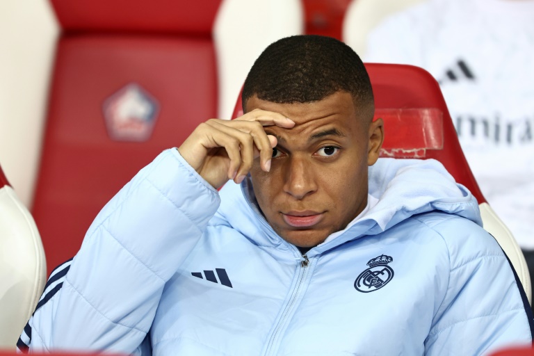  مهاجم ريال مدريد الاسباني الدولي الفرنسي كيليان مبابي على دكة البدلاء في المباراة ضد ليل الفرنسي في الجولة الثانية من مسابقة دوري أبطال أوروبا على ملعب "بيار موروا" في فيلنوف داسك في الثاني من تشرين الأول/أكتوبر 2024 (ا ف ب)