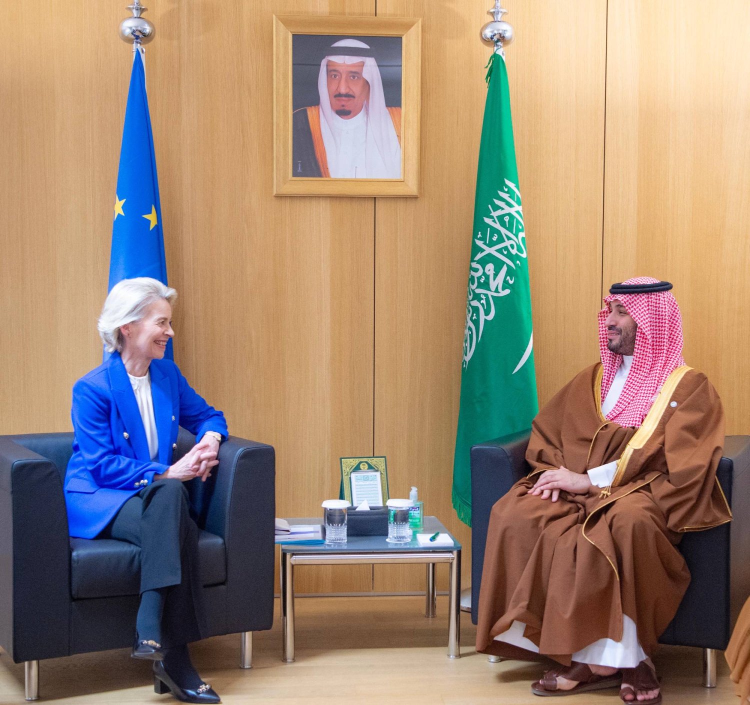 ولي العهد السعودي خلال لقائه رئيسة المفوضية الأوروبية على هامش انعقاد القمة (واس)
