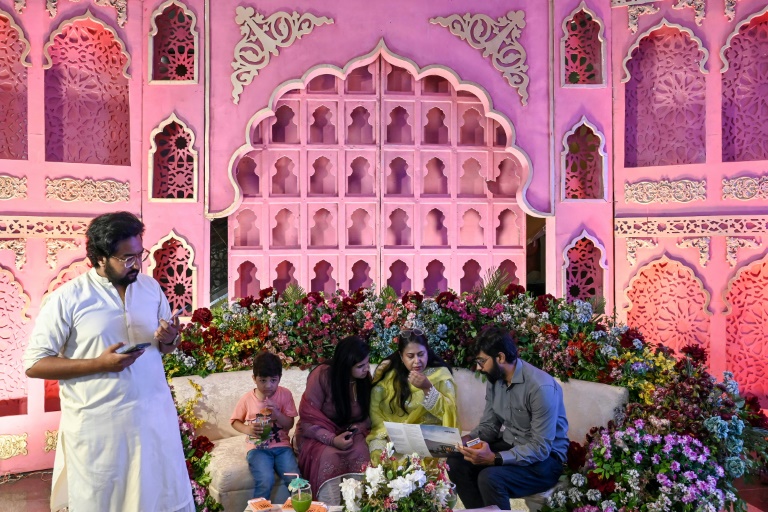 زبائن خلال حدث نظمته خدمات تنظيم حفلات الزفاف في إسلام أباد في باكستان بتاريخ 7 أيلول/سبتمبر 2024 (أ ف ب)